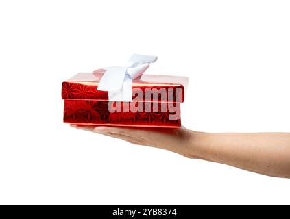 Gros plan de la main de l'homme tenant la boîte cadeau sur fond blanc. Banque D'Images