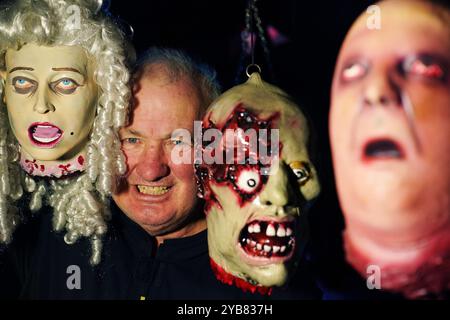 L'électricien Ken Carraher continue les préparatifs de sa Maison des horreurs d'Halloween à Killiney, Dublin. Ken décore son jardin avec des fantômes et des monstres pour recueillir des fonds pour l'organisme de bienfaisance national Debra, qui soutient les personnes vivant avec une maladie de peau incurable epidermolyse bulleuse (EB). Date de la photo : jeudi 17 octobre 2024. Banque D'Images