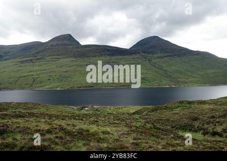 Le Munros de montagne écossaise 'Sgor Eilde Beag' & 'Sgurr Eilde Mor' par Loch Eilde Mor près de Kinlochleven dans les Highlands écossais, Écosse Royaume-Uni. Banque D'Images