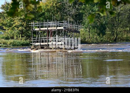 Autour du Royaume-Uni - travaux sur le pont de tramway de remplacement - compromis par le niveau élevé de la rivière Banque D'Images