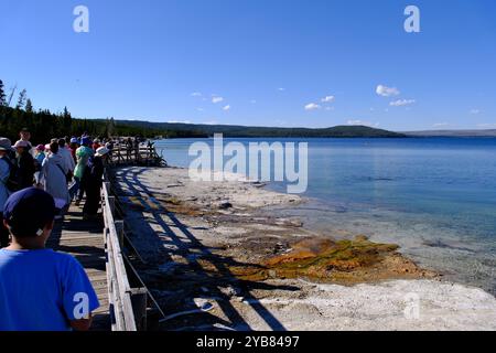 Wyoming, USA-14 juin 2024 : touristes au lac Yellowstone, beaucoup de gens voyagent dans le parc national de Yellowstone. Banque D'Images