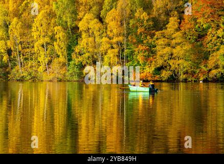 Pitlochry, Écosse, Royaume-Uni. 17 octobre 2024. Couple en barque sur le Loch Faskally entouré par les couleurs spectaculaires de l'automne des bois à Pitlochry. Iain Masterton/ Alamy Live News Banque D'Images