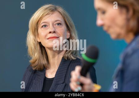 Buchmesse Frankfurt 2024 Schauspielerin Caroline Peters stellt ihr Buch Ein anderes Leben vor. Rechts im Vordergrund Moderatorin Cecile Schortmann. Buchmesse Frankfurt 2024., Frankfurt am main Hessen Deutschland Messegelände *** salon du livre Francfort 2024 L'actrice Caroline Peters présente son livre Ein anderes Leben juste au premier plan modérateur Cecile Schortmann salon du livre Francfort 2024 , Francfort-sur-le-main Hesse Allemagne Exhibition Grounds Banque D'Images