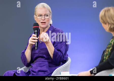 Buchmesse Francfort 2024 Isabel Bogdan links stellt ihr neues Buch Wohnverwandtschaften vor. Moderatorin des Gesprächs ist Anne-Dore Krohn. Buchmesse Frankfurt 2024., Frankfurt am main Hessen Deutschland Messegelände *** Foire du livre Frankfurt 2024 Isabel Bogdan, à gauche, présente son nouveau livre Wohnverwandtschaften la discussion sera animée par Anne Dore Krohn Foire du livre Frankfurt 2024 , Francfort-sur-le-main Hessen Allemagne Exhibition Grounds Banque D'Images