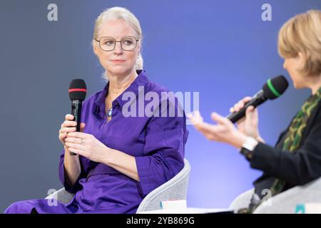 Buchmesse Francfort 2024 Isabel Bogdan links stellt ihr neues Buch Wohnverwandtschaften vor. Moderatorin des Gesprächs ist Anne-Dore Krohn. Buchmesse Frankfurt 2024., Frankfurt am main Hessen Deutschland Messegelände *** Foire du livre Frankfurt 2024 Isabel Bogdan, à gauche, présente son nouveau livre Wohnverwandtschaften la discussion sera animée par Anne Dore Krohn Foire du livre Frankfurt 2024 , Francfort-sur-le-main Hessen Allemagne Exhibition Grounds Banque D'Images