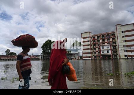 Les populations touchées par les inondations se sont réfugiées dans un bâtiment scolaire du district de Feni, au Bangladesh, le 24 août 2024. Banque D'Images