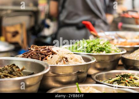 Gros plan de japchae et autres légumes. Cuisine de rue célèbre au marché de Gwangjang, l'endroit le plus populaire pour la cuisine de rue coréenne à Séoul, Corée du Sud. Banque D'Images