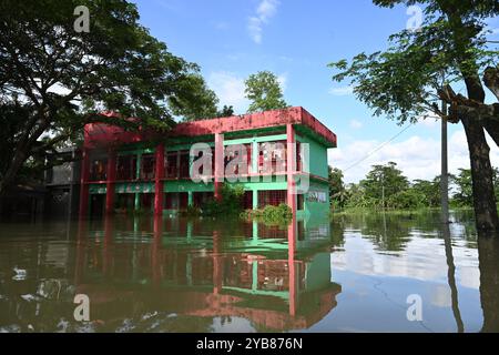 Les populations touchées par les inondations se sont réfugiées dans un bâtiment scolaire du district de Feni, au Bangladesh, le 24 août 2024. Banque D'Images