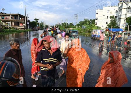 Les populations touchées par les inondations se sont réfugiées dans un bâtiment scolaire du district de Feni, au Bangladesh, le 24 août 2024. Banque D'Images