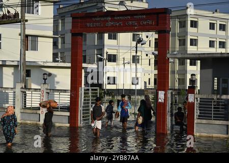 Les populations touchées par les inondations se sont réfugiées dans un bâtiment scolaire du district de Feni, au Bangladesh, le 24 août 2024. Banque D'Images