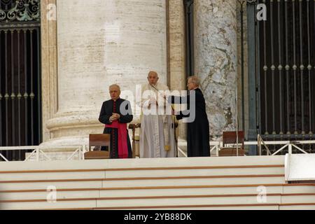 Le pape François Bergoglio célèbre la messe et salue les fidèles chrétiens qui sont arrivés par milliers dans la maison de Pierre Le Pape parle aux fidèles wh Banque D'Images