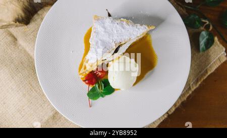 Crème glacée à la vanille avec fraise sur gaufrette Banque D'Images