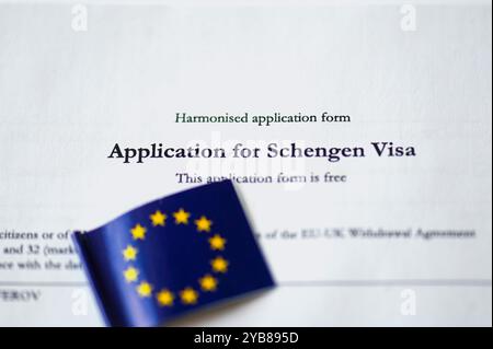 PARIS - OCT 01 : blanc de demande de visa Schengen et drapeau de l'UE à Paris le 01 octobre. 2024 en France Banque D'Images