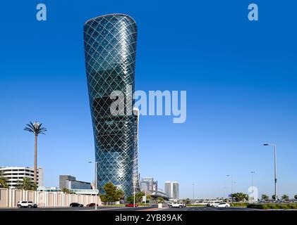 ABU DHABI - Mar 28 : le célèbre gratte-ciel de la Capital Gate Tower à Abu Dhabi le 28 mars. 2024 aux Émirats arabes Unis Banque D'Images