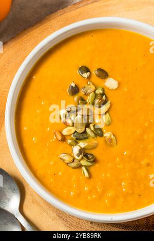 Soupe de citrouille d'automne maison avec crème et graines dans un bol Banque D'Images