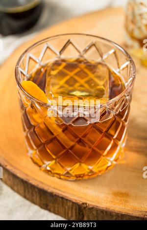 Sirop d'érable froid Boozy cocktail à l'ancienne avec Bourbon Banque D'Images