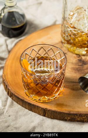 Sirop d'érable froid Boozy cocktail à l'ancienne avec Bourbon Banque D'Images