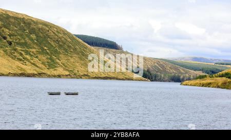 Deux petits bateaux à rames amarrés sur un Loch écossais Banque D'Images