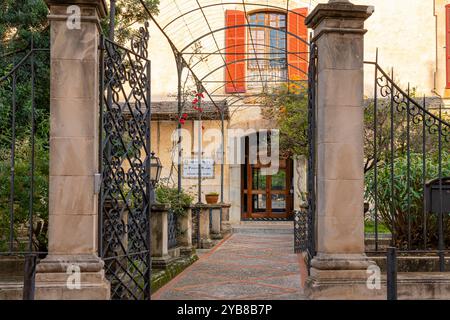 Arta, Espagne ; 24 septembre 2024 : façade principale de la maison pour personnes âgées Poasada dels olors, dans la ville majorquine d'Arta, îles Baléares, Espagne Banque D'Images