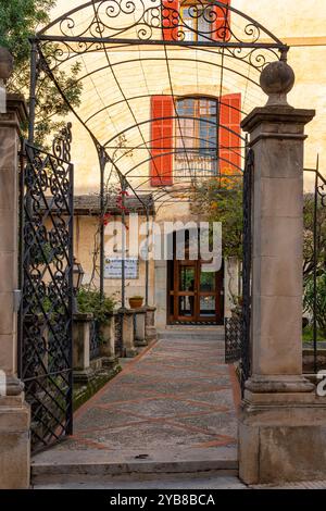 Arta, Espagne ; 24 septembre 2024 : façade principale de la maison pour personnes âgées Poasada dels olors, dans la ville majorquine d'Arta, îles Baléares, Espagne Banque D'Images