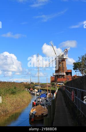 Une vue du port et de la rivière Glaven par le moulin à vent sur la côte nord du Norfolk à Cley next the Sea, Norfolk, Angleterre, Royaume-Uni. Banque D'Images