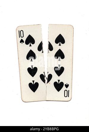 Une carte à jouer vintage déchirée en deux de haut en bas sur un fond blanc. Banque D'Images
