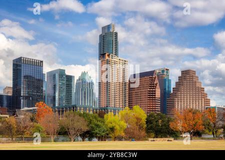 Horizon de la ville d'Austin avec de beaux arbres d'automne à Austin, Texas, États-Unis. Banque D'Images