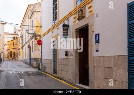 Arta, Espagne ; 24 septembre 2024 : façade principale de l'hôtel Can Moragues dans la ville majorquine d'Arta. Îles Baléares, Espagne Banque D'Images