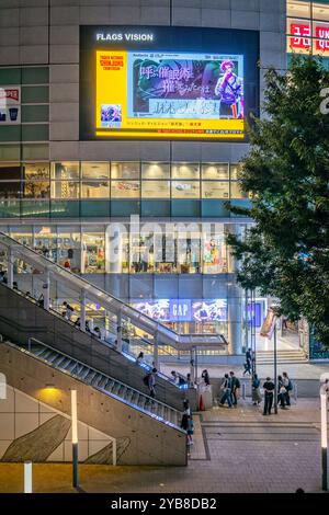 Regarder les néons de Shinjuku la nuit à Shinjuku, Tokyo, Japon le 23 septembre 2023 Banque D'Images