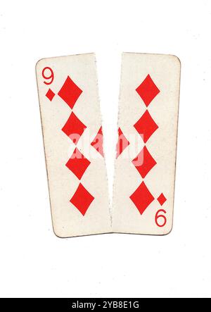 Une carte à jouer vintage déchirée en deux de haut en bas sur un fond blanc. Banque D'Images
