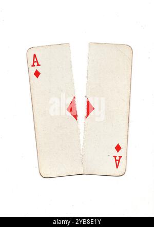 Une carte à jouer vintage déchirée en deux de haut en bas sur un fond blanc. Banque D'Images