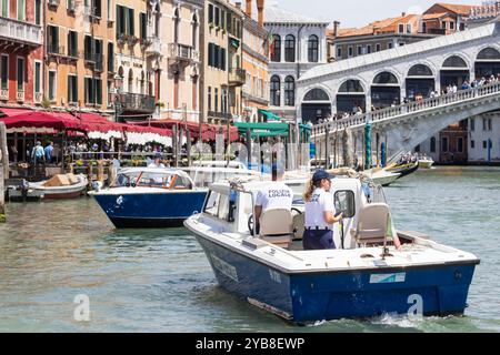 Polizia locale. Polizei. Polizeiboot. Tausende Boote sind auf den Kanälen von Venedig unterwegs. Vaporettos bilden das Rückgrat des Personenverkehrs, daneben gibt es Wassertaxis sowie unzählige Boote für die Logistik. // 27.05.2024 : Venedig, Venezien, Italien, Europa *** Polizia locale police Boat des milliers de bateaux sont sur les canaux de Venise vaporettos forment l'épine dorsale du transport de passagers, mais il y a aussi des cabines d'eau et d'innombrables bateaux pour la logistique 27 05 2024 Venise, Venise, Italie, Europe Banque D'Images