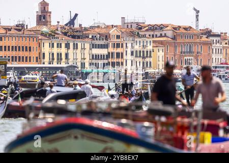 Tausende Boote sind auf den Kanälen von Venedig unterwegs. Vaporettos bilden das Rückgrat des Personenverkehrs, daneben gibt es Wassertaxis sowie unzählige Boote für die Logistik. // 27.05.2024 : Venedig, Venezien, Italien, Europa *** des milliers de bateaux sillonnent les canaux de Venise vaporettos forment l'épine dorsale du transport de passagers, mais il y a aussi des cabines d'eau et d'innombrables bateaux pour la logistique 27 05 2024 Venise, Vénétie, Italie, Europe Banque D'Images