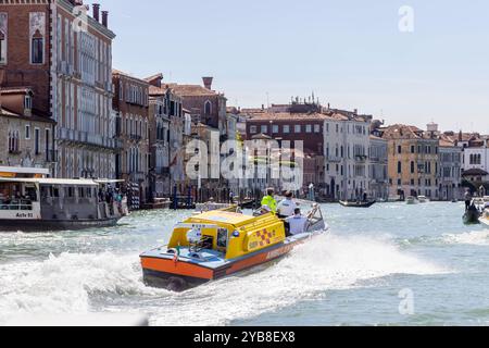 Tausende Boote sind auf den Kanälen von Venedig unterwegs. Vaporettos bilden das Rückgrat des Personenverkehrs, daneben gibt es Wassertaxis sowie unzählige Boote für die Logistik. Ambulanzboot. // 27.05.2024 : Venedig, Venezien, Italien, Europa *** des milliers de bateaux sillonnent les canaux de Venise vaporettos forment l'épine dorsale du transport de passagers, mais il y a aussi des cabines d'eau et d'innombrables bateaux pour la logistique ambulance bateau 27 05 2024 Venise, Venise, Italie, Europe Banque D'Images