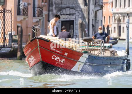 Tausende Boote sind auf den Kanälen von Venedig unterwegs. Vaporettos bilden das Rückgrat des Personenverkehrs, daneben gibt es Wassertaxis sowie unzählige Boote für die Logistik. // 27.05.2024 : Venedig, Venezien, Italien, Europa *** des milliers de bateaux sillonnent les canaux de Venise vaporettos forment l'épine dorsale du transport de passagers, mais il y a aussi des cabines d'eau et d'innombrables bateaux pour la logistique 27 05 2024 Venise, Vénétie, Italie, Europe Banque D'Images