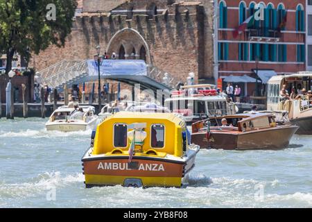 Tausende Boote sind auf den Kanälen von Venedig unterwegs. Vaporettos bilden das Rückgrat des Personenverkehrs, daneben gibt es Wassertaxis sowie unzählige Boote für die Logistik. Ambulanzboot. // 27.05.2024 : Venedig, Venezien, Italien, Europa *** des milliers de bateaux sillonnent les canaux de Venise vaporettos forment l'épine dorsale du transport de passagers, mais il y a aussi des cabines d'eau et d'innombrables bateaux pour la logistique ambulance bateau 27 05 2024 Venise, Venise, Italie, Europe Banque D'Images