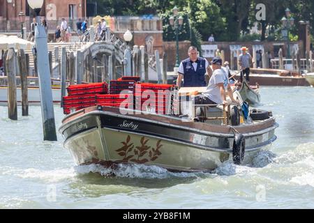 Tausende Boote sind auf den Kanälen von Venedig unterwegs. Vaporettos bilden das Rückgrat des Personenverkehrs, daneben gibt es Wassertaxis sowie unzählige Boote für die Logistik. // 27.05.2024 : Venedig, Venezien, Italien, Europa *** des milliers de bateaux sillonnent les canaux de Venise vaporettos forment l'épine dorsale du transport de passagers, mais il y a aussi des cabines d'eau et d'innombrables bateaux pour la logistique 27 05 2024 Venise, Vénétie, Italie, Europe Banque D'Images