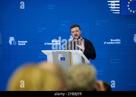 Bruxelles, Belgique. 17 octobre 2024. Le président ukrainien Volodymyr Zelenskyy prononce un discours décrivant le Plan de victoire aux dirigeants européens participant au sommet du Conseil européen de deux jours, le 17 octobre 2024 à Bruxelles, en Belgique. Crédit : Présidence ukrainienne/Bureau de presse présidentiel ukrainien/Alamy Live News Banque D'Images