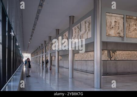 Vue sur le Musée de l'Acropole, un musée archéologique situé dans le centre historique d'Athènes dédié à la mise en valeur des découvertes de l'Acropole Banque D'Images