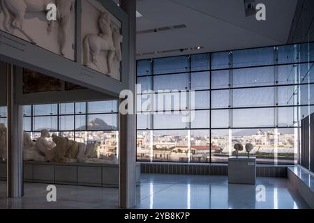 Vue sur le Musée de l'Acropole, un musée archéologique situé dans le centre historique d'Athènes dédié à la mise en valeur des découvertes de l'Acropole Banque D'Images