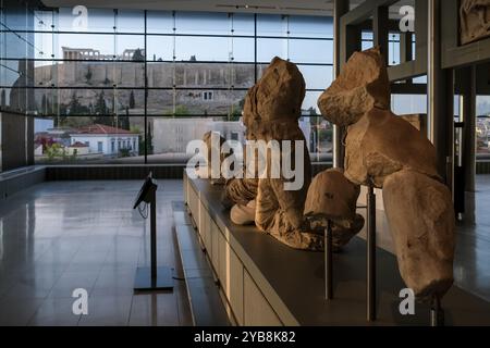 Vue sur le Musée de l'Acropole, un musée archéologique situé dans le centre historique d'Athènes dédié à la mise en valeur des découvertes de l'Acropole Banque D'Images