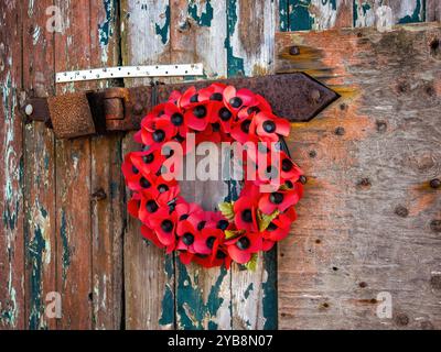 Des coquelicots ornent l'entrée de la Mary Stanford Lifeboat House, commémorant les 17 membres de l'équipage des bateaux de sauvetage qui ont perdu la vie tragiquement en 1928 Banque D'Images