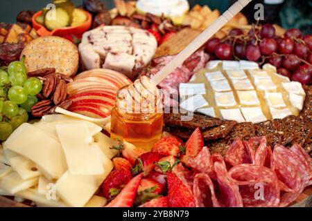 Charcuterie plateau de fromage abondance d'assortiment de noix de viande de fromage et de fruits vue de côté Banque D'Images