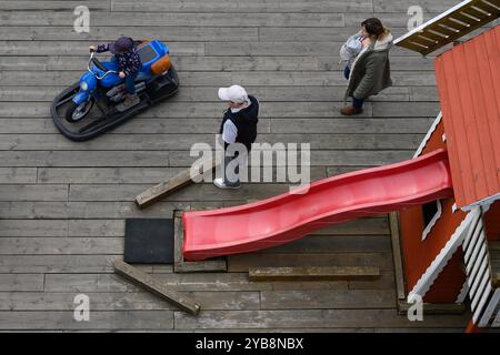 Hahnenklee, Allemagne. 17 octobre 2024. Une famille se tient dans le parc d'attractions sur le Bocksberg dans les montagnes du Harz. La saison estivale sur le Bocksberg de 727 mètres de haut dans le quartier Hahnenklee de Goslar court jusqu'au 27.10.2024. Crédit : Swen Pförtner/dpa/Alamy Live News Banque D'Images