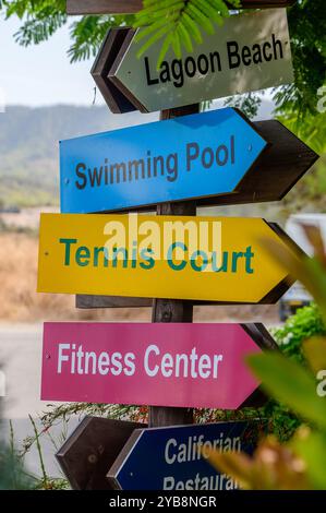 Un panneau dynamique pointe vers Lagoon Beach, une piscine, un court de tennis, un centre de remise en forme et un restaurant californien, sur une photo Banque D'Images