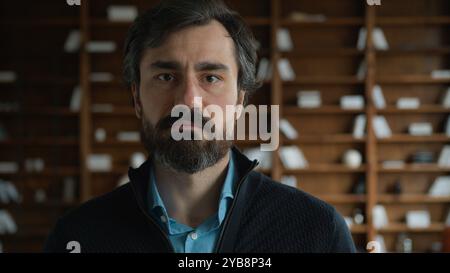 Grave déprimé mature homme d'affaires caucasien homme d'affaires client triste patient frustré expression psychologue expérimenté senior regardant la caméra Banque D'Images