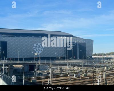 Stockholm, Suède. 06 octobre 2024. Vue sur la Strawberry Arena (anciennement Friends Arena) à Solna, au nord de Stockholm. Le club AIK et l'équipe nationale suédoise jouent leurs matchs à domicile dans le stade de football. De grands concerts sont également organisés dans l'arène. Crédit : Steffen Trumpf/dpa/Alamy Live News Banque D'Images