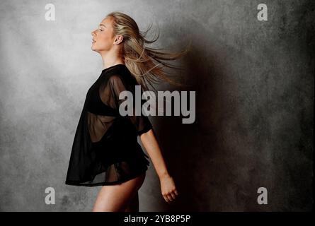 Shooting modèle avec des danseurs en studio Banque D'Images