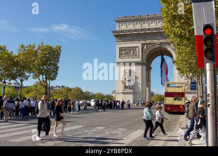 Paris, France 10.16.2024. Touristes debout au milieu de l'avenue des champs elysées pour prendre des photos de l'Arc de Triomphe Banque D'Images