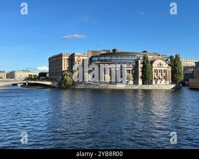 Stockholm, Suède. 06 octobre 2024. Vue du Parlement suédois (riksdagen), le parlement du pays scandinave au centre de Stockholm. Crédit : Steffen Trumpf/dpa/Alamy Live News Banque D'Images